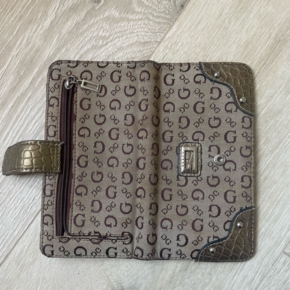 Vintage Guess Wallet - Picture 5 of 10